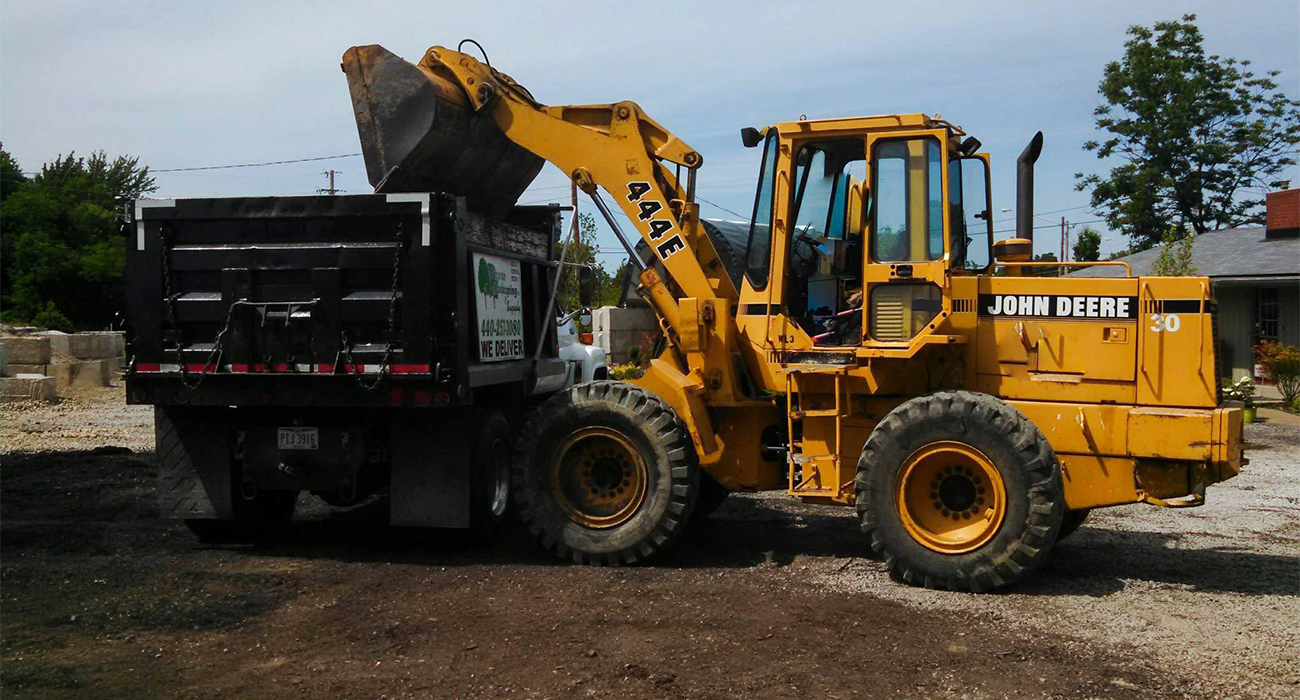 John Deere 444E loading dump truck